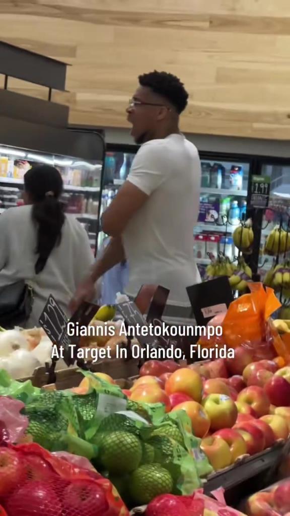 好男人?。∽帜父缭趭W蘭多度假 陪妻子一起逛超市