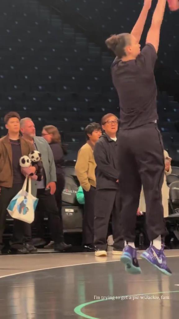 71歲成龍現(xiàn)身巴克萊中心看女籃比賽：她們投籃怎么那么準?。?！