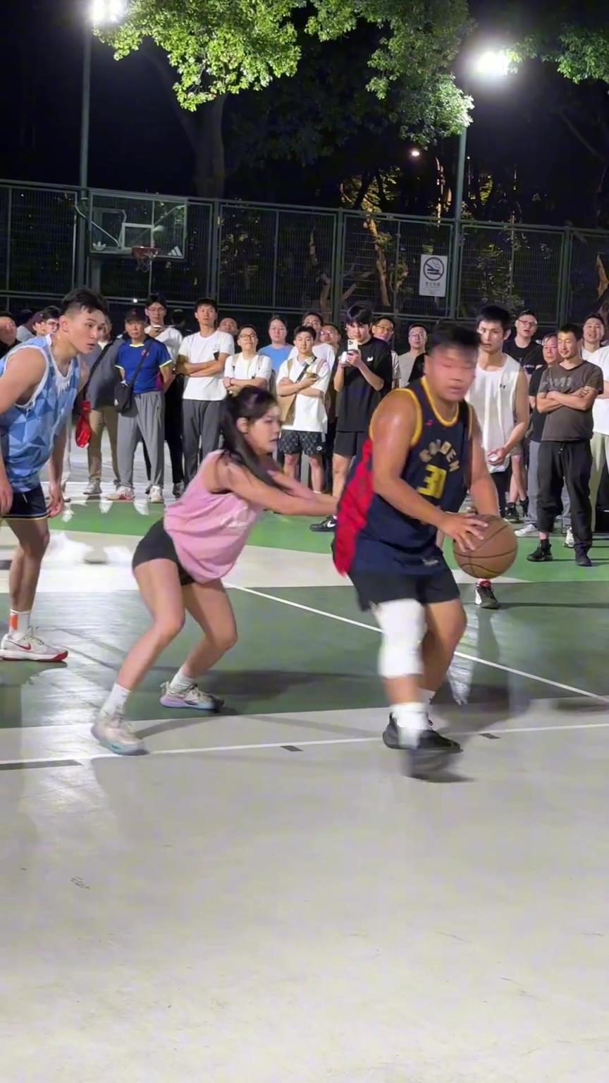 這哥們看見防自己的是女生，一個(gè)勁背打，球也不傳了